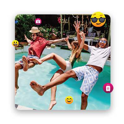 Un grupo de amigos divirtiéndose mientras caen en una piscina, rodeados de emojis.