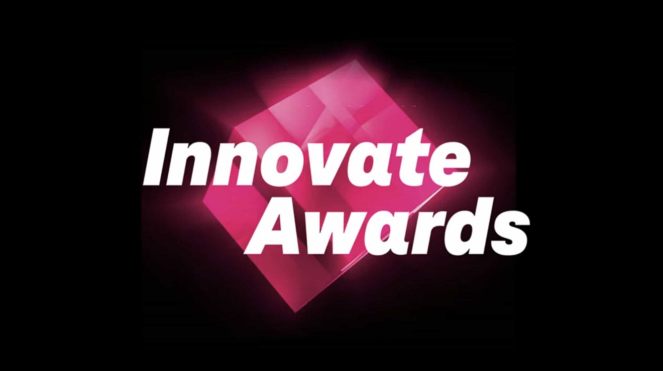 Texto de los Premios Innovate sobre un cubo magenta brillante.