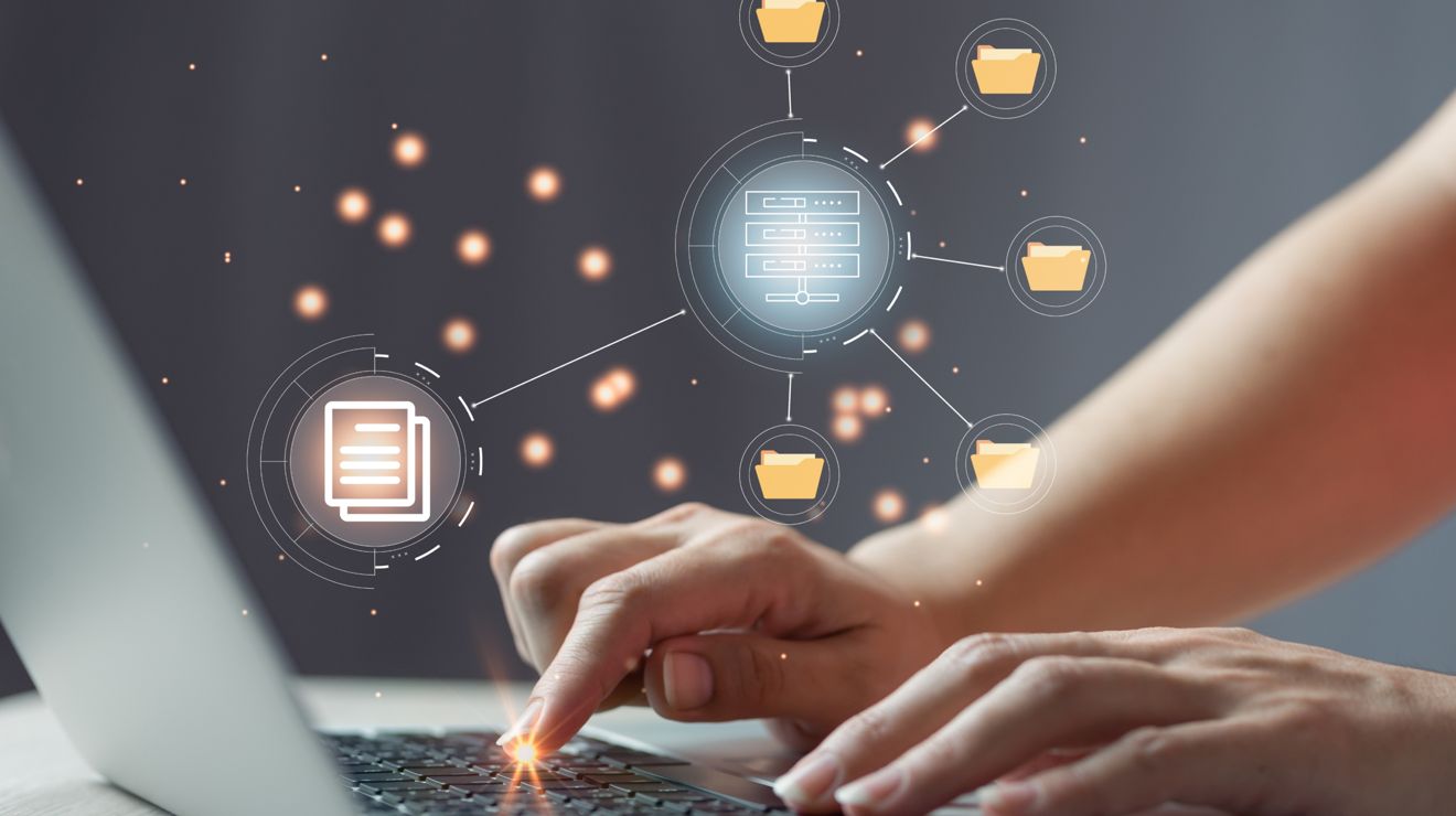 Manos sobre el teclado de una laptop con iconos de red flotando que muestran los dispositivos conectados y los nodos de datos.