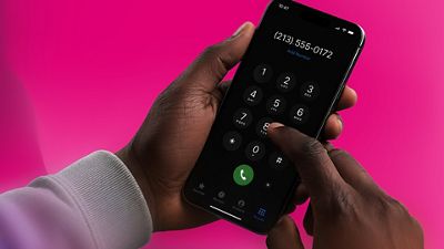 Una persona utiliza el teclado numérico de un smartphone sobre un fondo magenta.