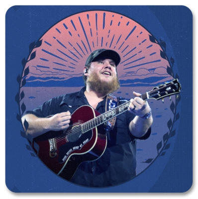 Luke Combs toca la guitarra y canta.