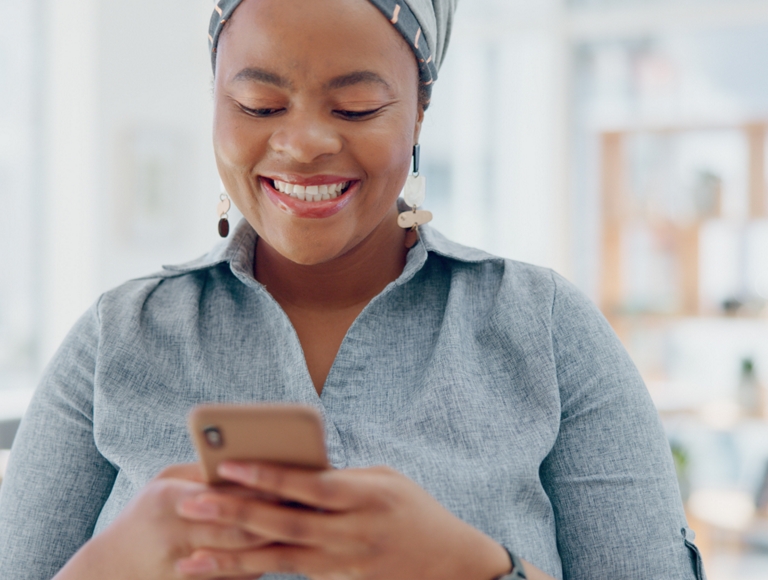 Persona sonriente usando un smartphone