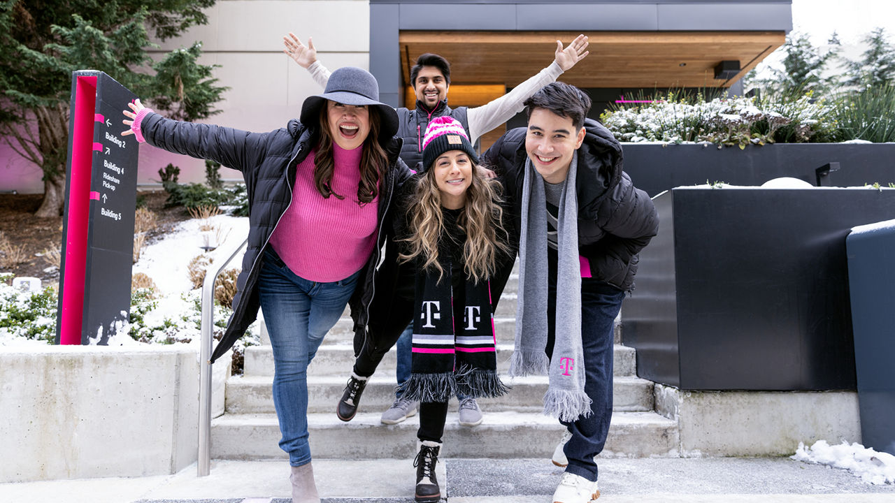 Grupo de empleados de T-Mobile posando para una foto divertida