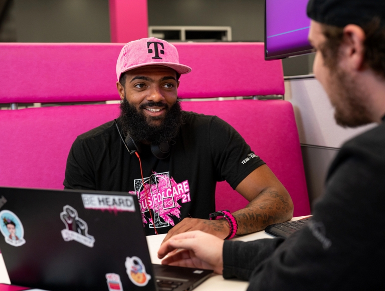 Dos empleados de T-Mobile trabajando juntos