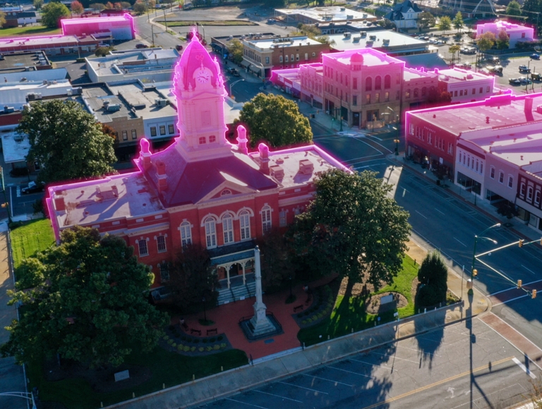 Vista aérea de un pequeño pueblo que tiene un brillo magenta