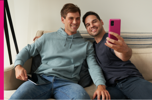 Pareja de hombres tomándose una selfie