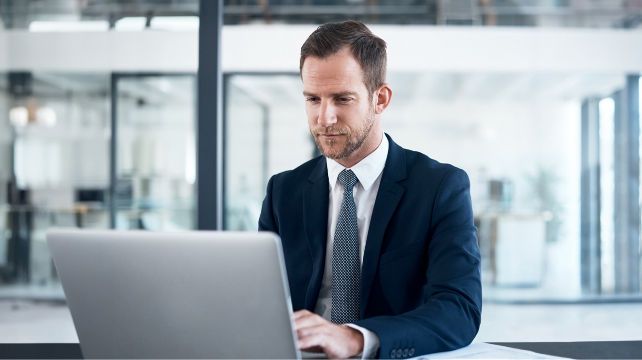 Un empleado del gobierno en una oficina usa una laptop con conexión móvil fija.