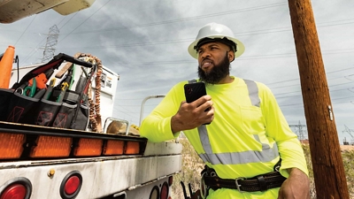 Un trabajador de la construcción utiliza un dispositivo conectado a T-Satellite desde una obra.