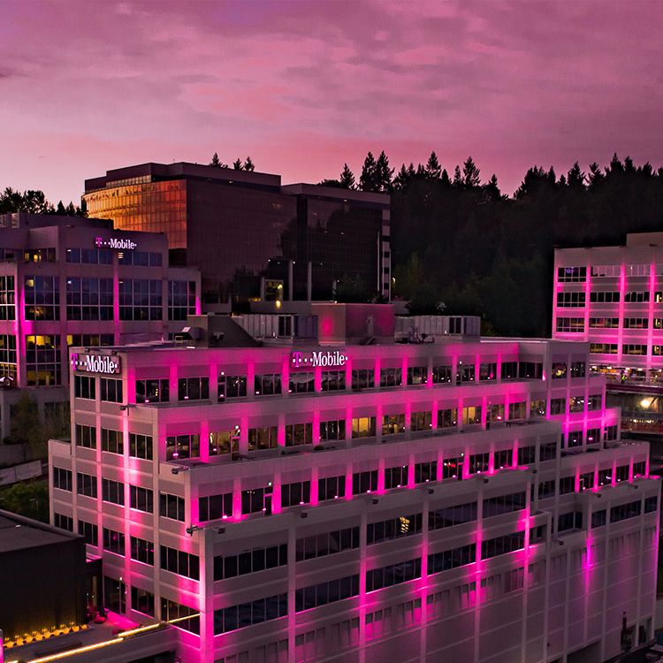 Las oficinas centrales de T-Mobile se iluminan de color magenta.
