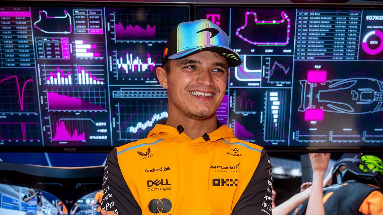 Lando Norris sonríe.