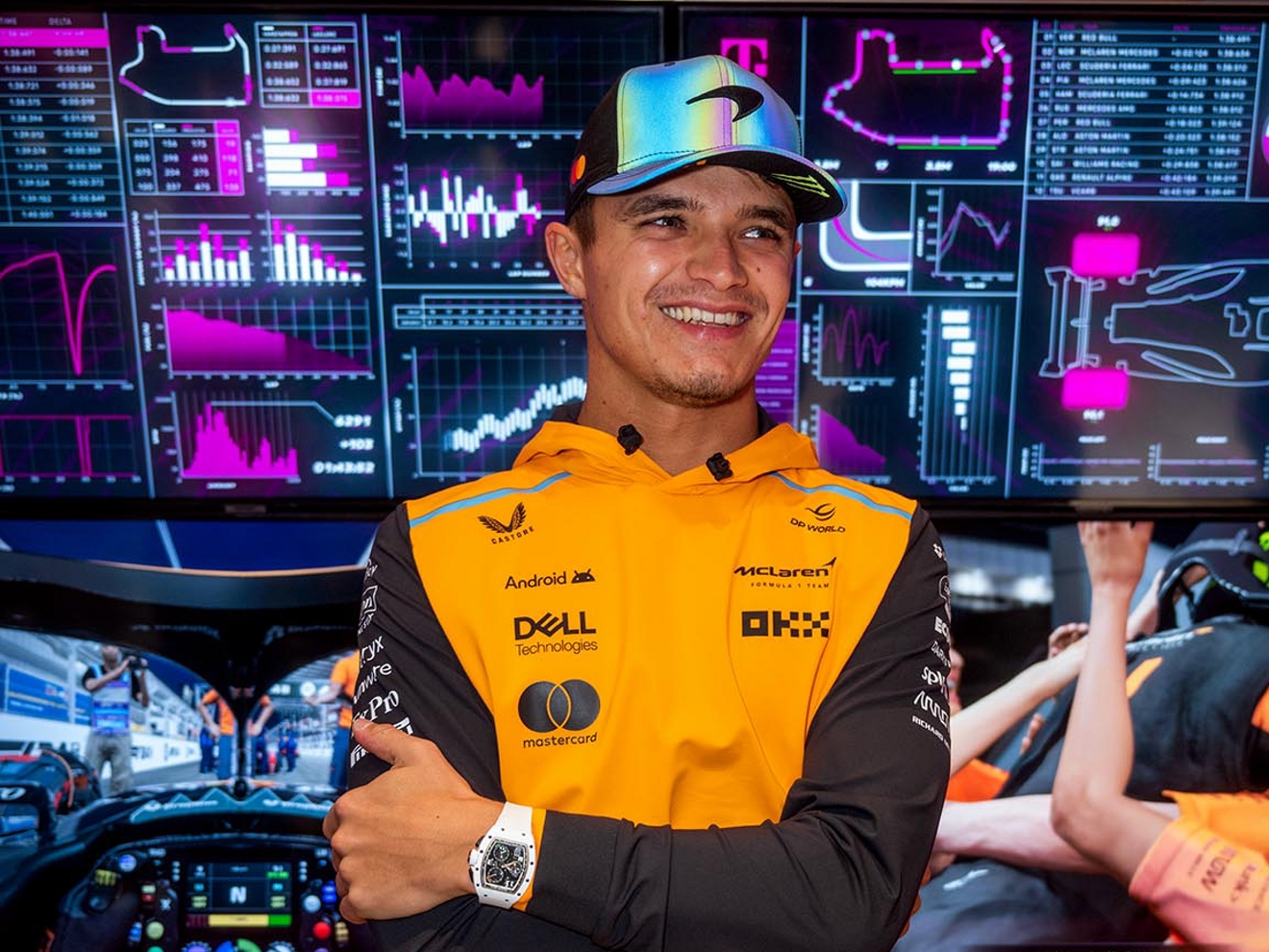 Lando Norris sonríe con los brazos cruzados.