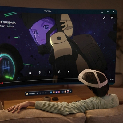 Persona usando Meta Quest 3 para sumergirse en una presentación grande de Gundam Wing