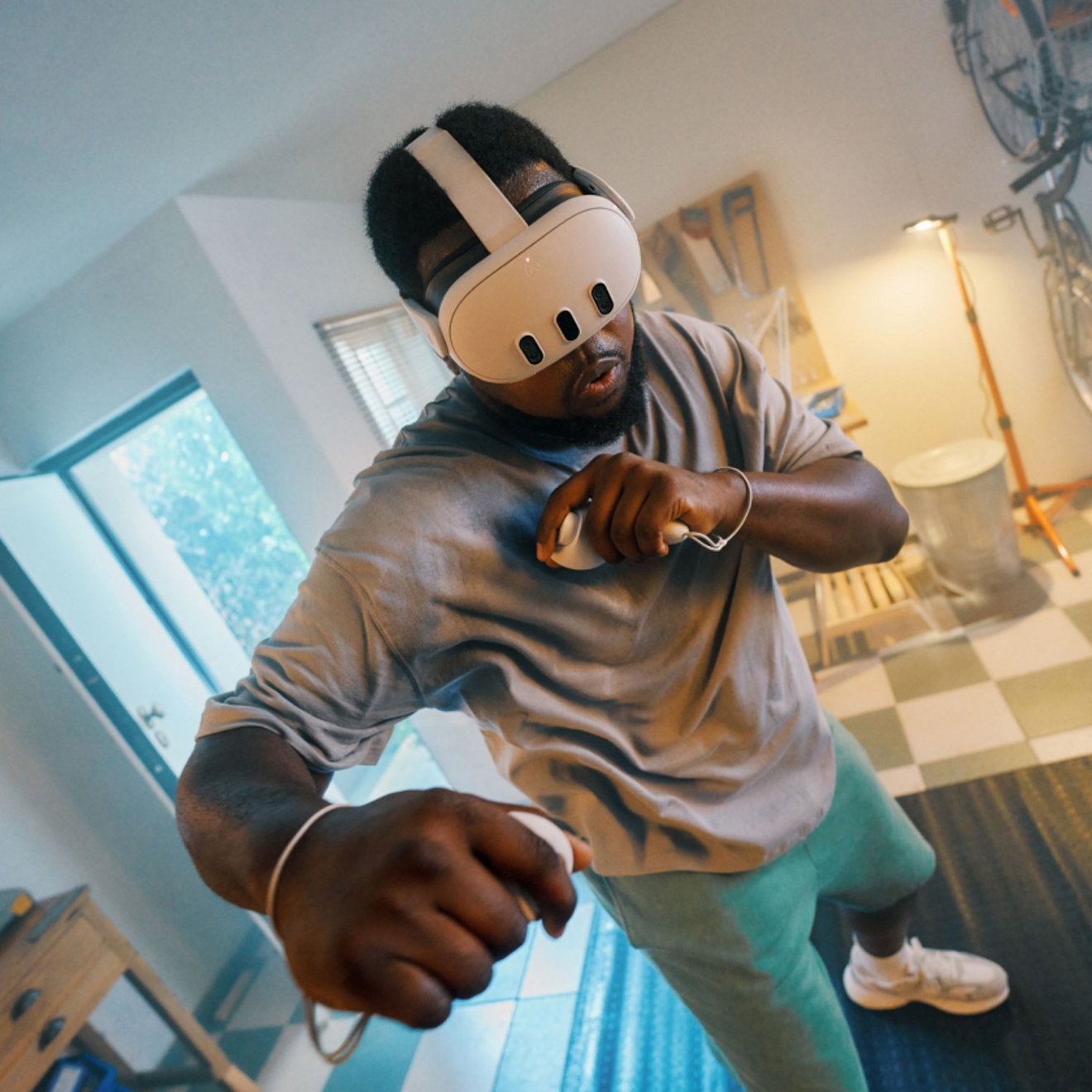 Persona usando Meta Quest 3 para entrenamiento de boxeo.