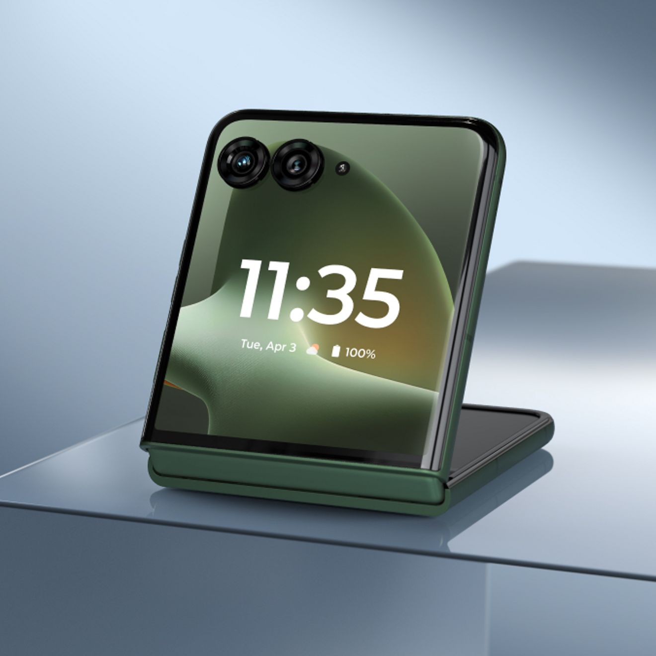Teléfono plegable motorola razr en color verde oscuro, parcialmente plegado en modo Flex View, en cuya pantalla exterior se muestran la hora y las dos cámaras traseras.