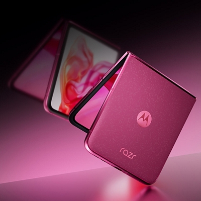 ​El razr+ en Hot Pink se muestra en equilibrio en una esquina, casi completamente plegado.
