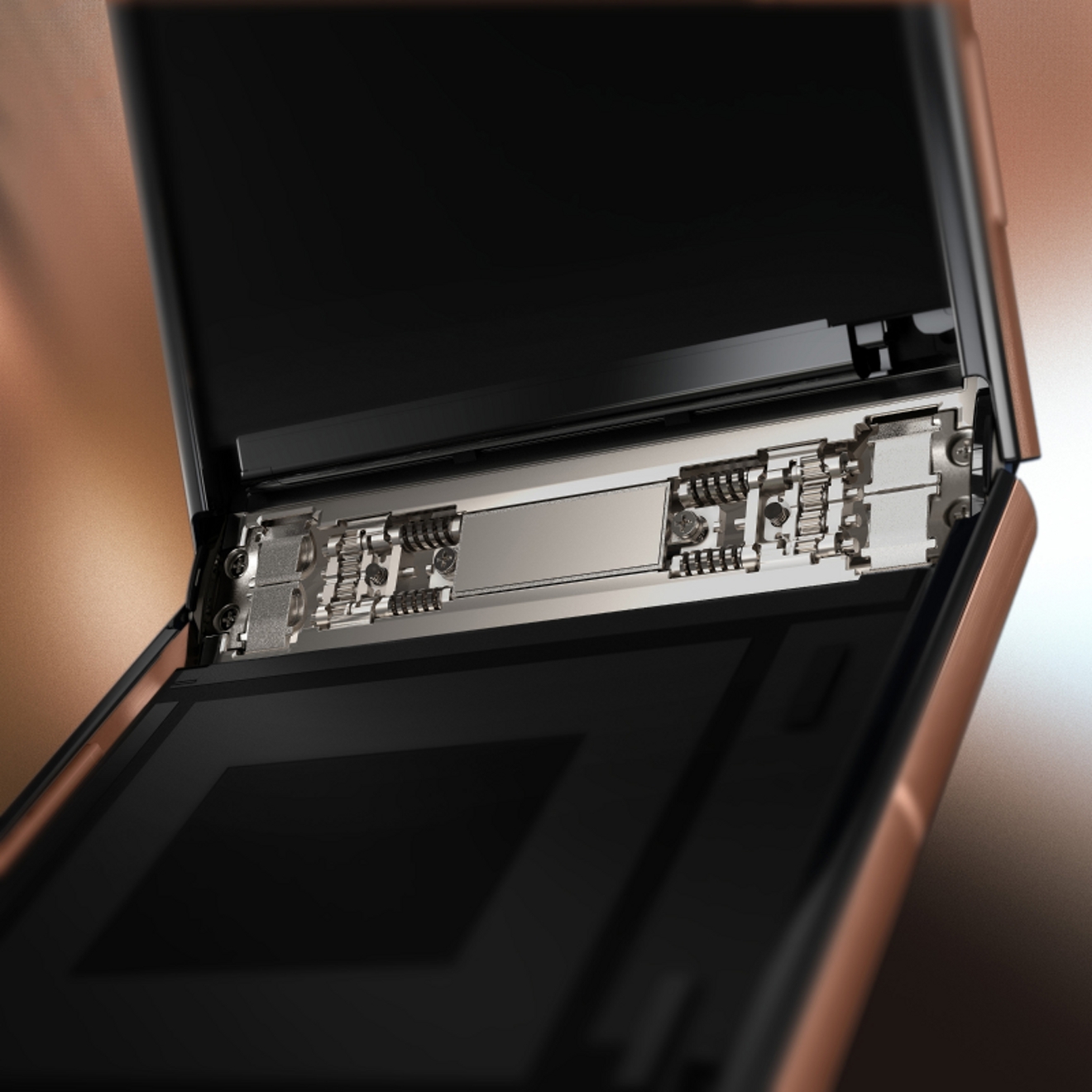 Primer plano de las bisagras reforzadas con titanio del Motorola razr plus en acabado mocha mousse.