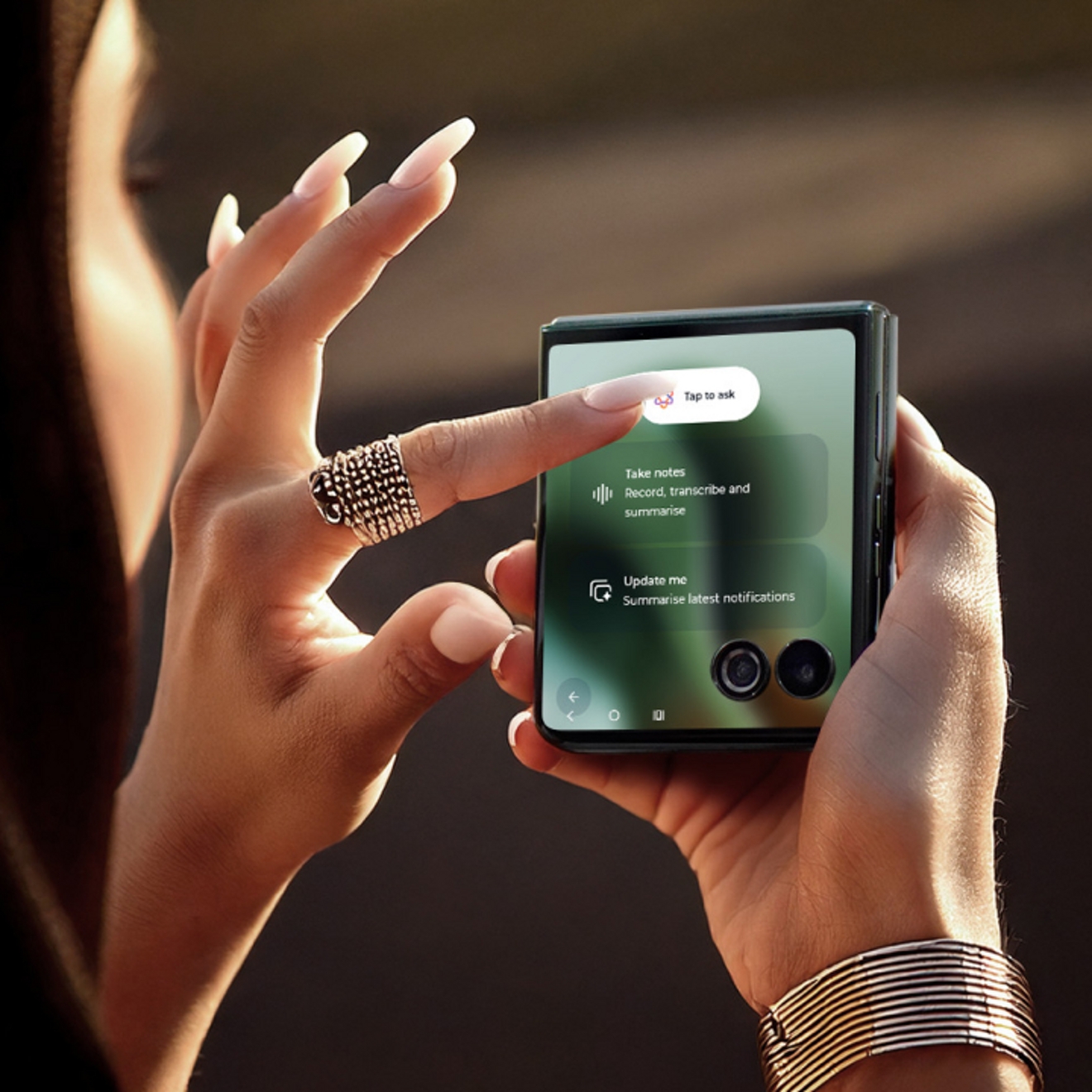 Mujer tocando la pantalla externa de su motorola razr ultra plegado para pedir asistencia a moto ai.