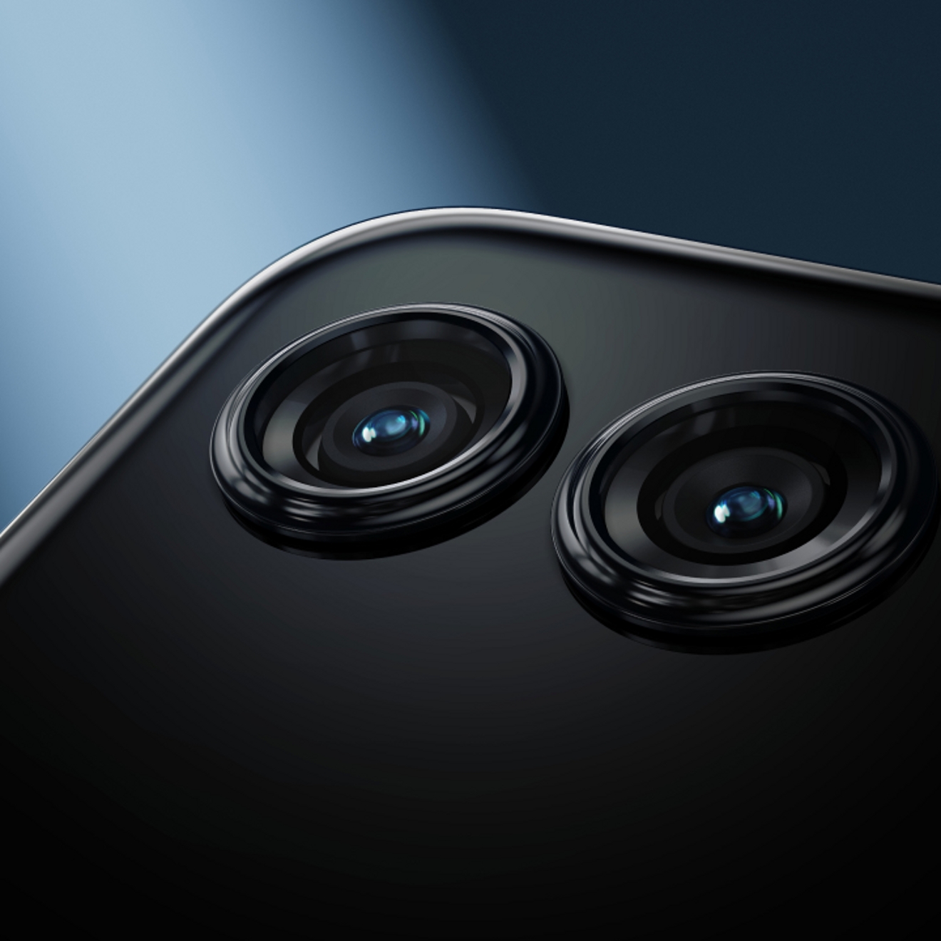 Primer plano de las lentes de la cámara dual en un motorola razr negro.