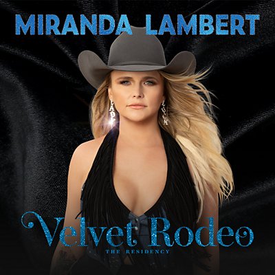 Miranda Lambert mira fijamente a la cámara, con sombrero vaquero, top de flecos y pendientes brillantes.