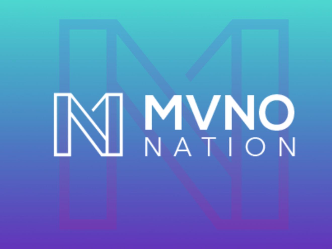 Una mujer hablando con un grupo de personas con un micrófono.