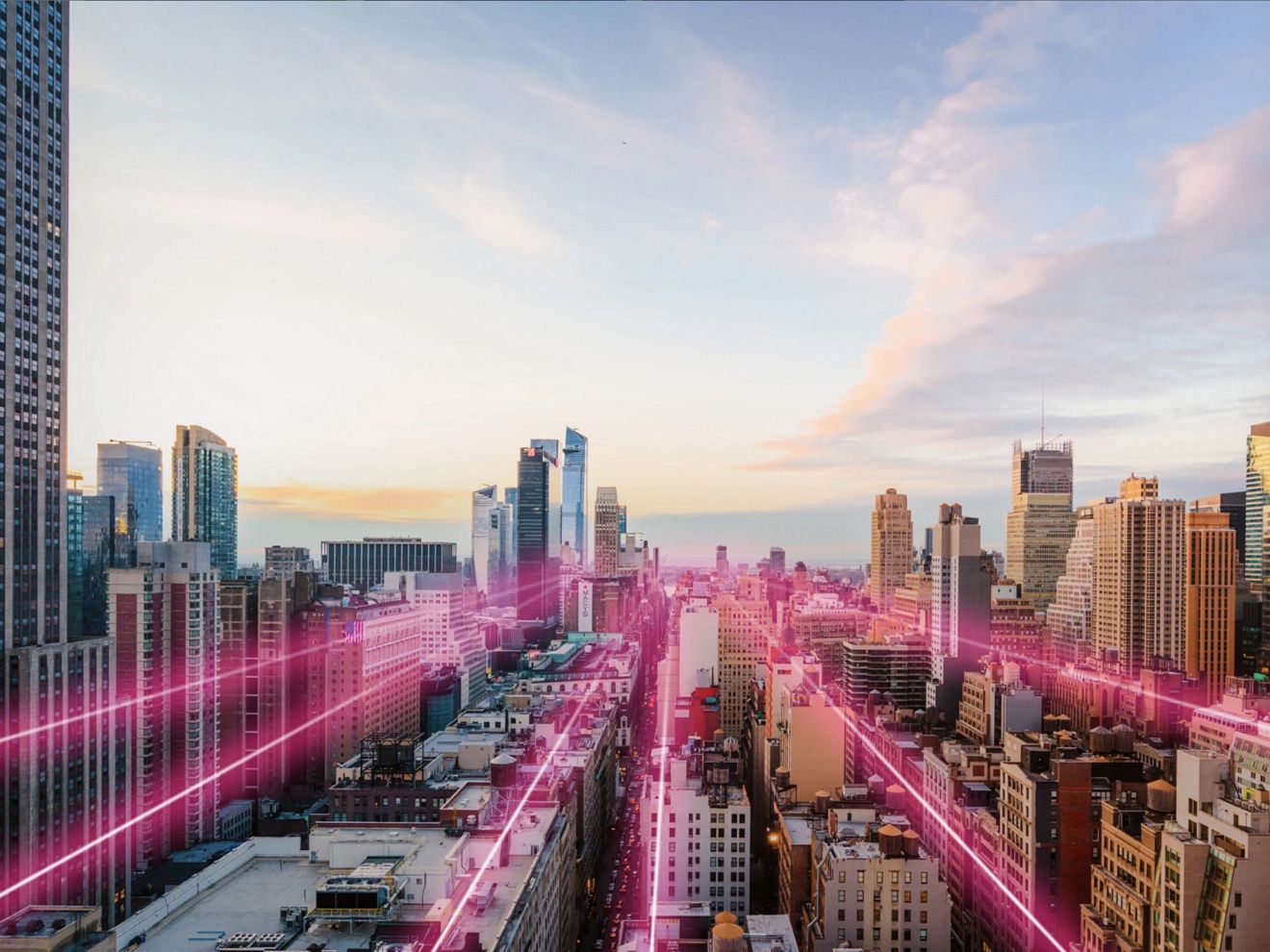 Un paisaje urbano al amanecer, iluminado por rayos magenta.