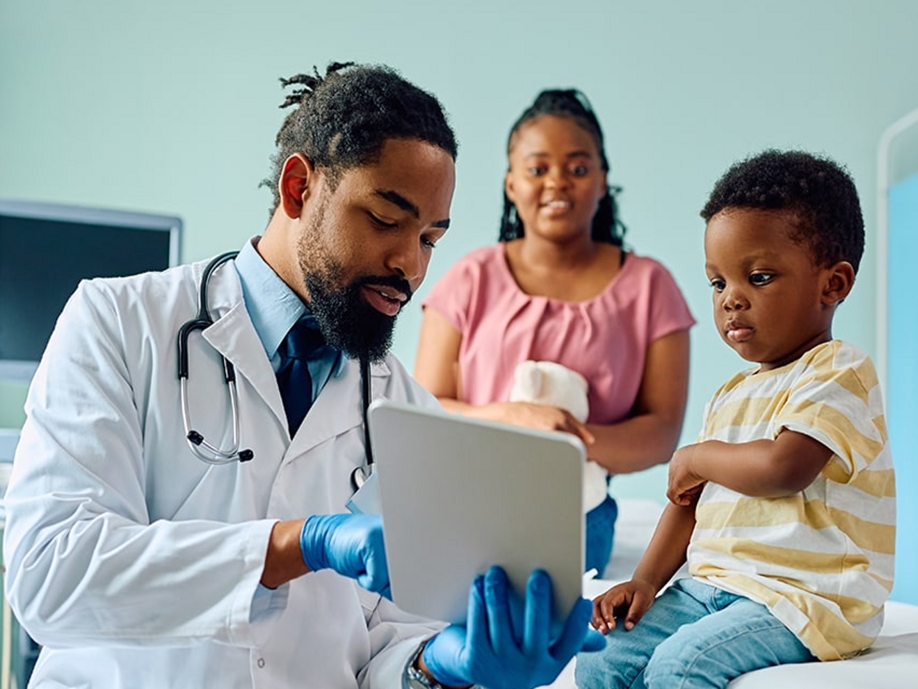doctor sosteniendo una tablet frente al paciente