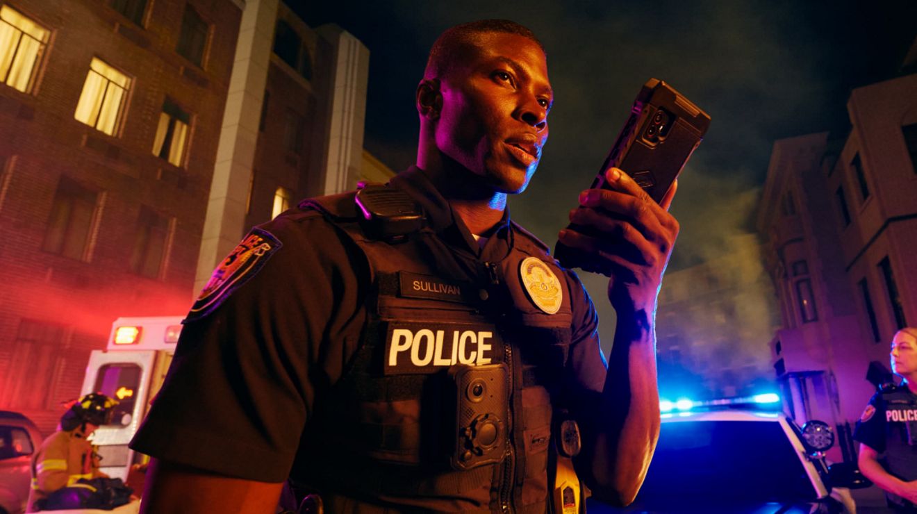 Un agente de policía en el lugar de una emergencia utiliza la red 5G para enviar datos críticos desde un dispositivo digital.