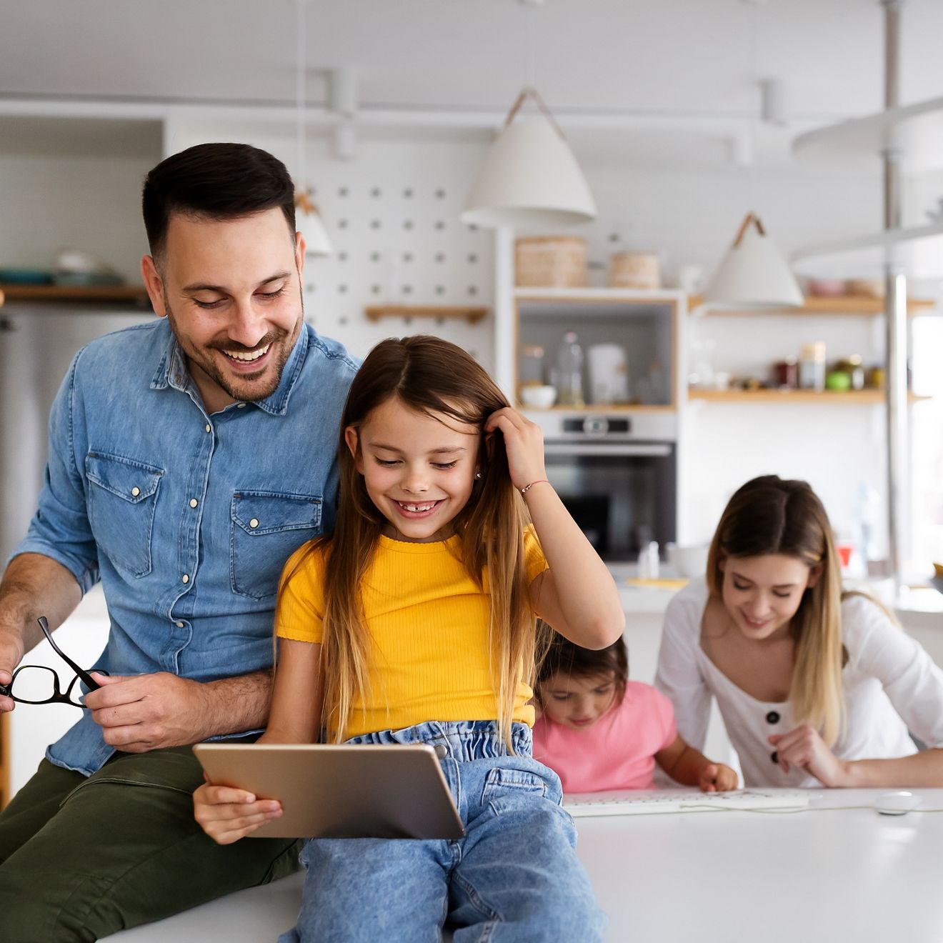 Familia reunida trabajando en una tablet