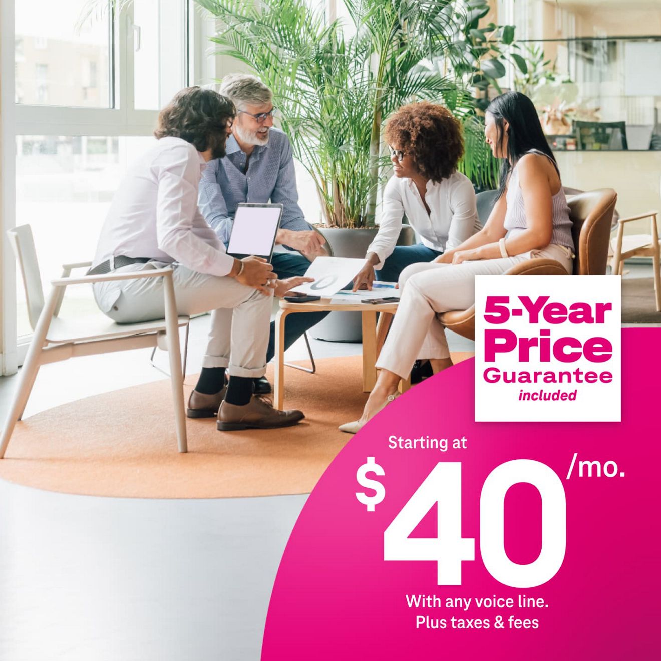 ​​​​​​​Compañeros de trabajo reunidos alrededor de una mesa, utilizando Internet 5G para empresas por $40 al mes con una línea de voz elegible, más impuestos y cargos, incluye precio garantizado por 5 años.