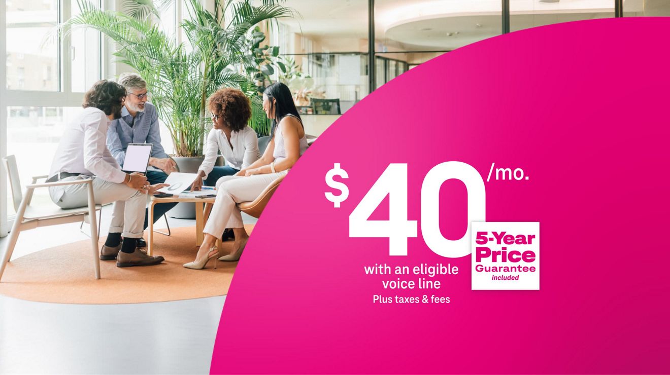 ​​​​​​​Compañeros de trabajo reunidos alrededor de una mesa, utilizando Internet 5G para empresas por $40 al mes con una línea de voz elegible, más impuestos y cargos, incluye precio garantizado por 5 años.