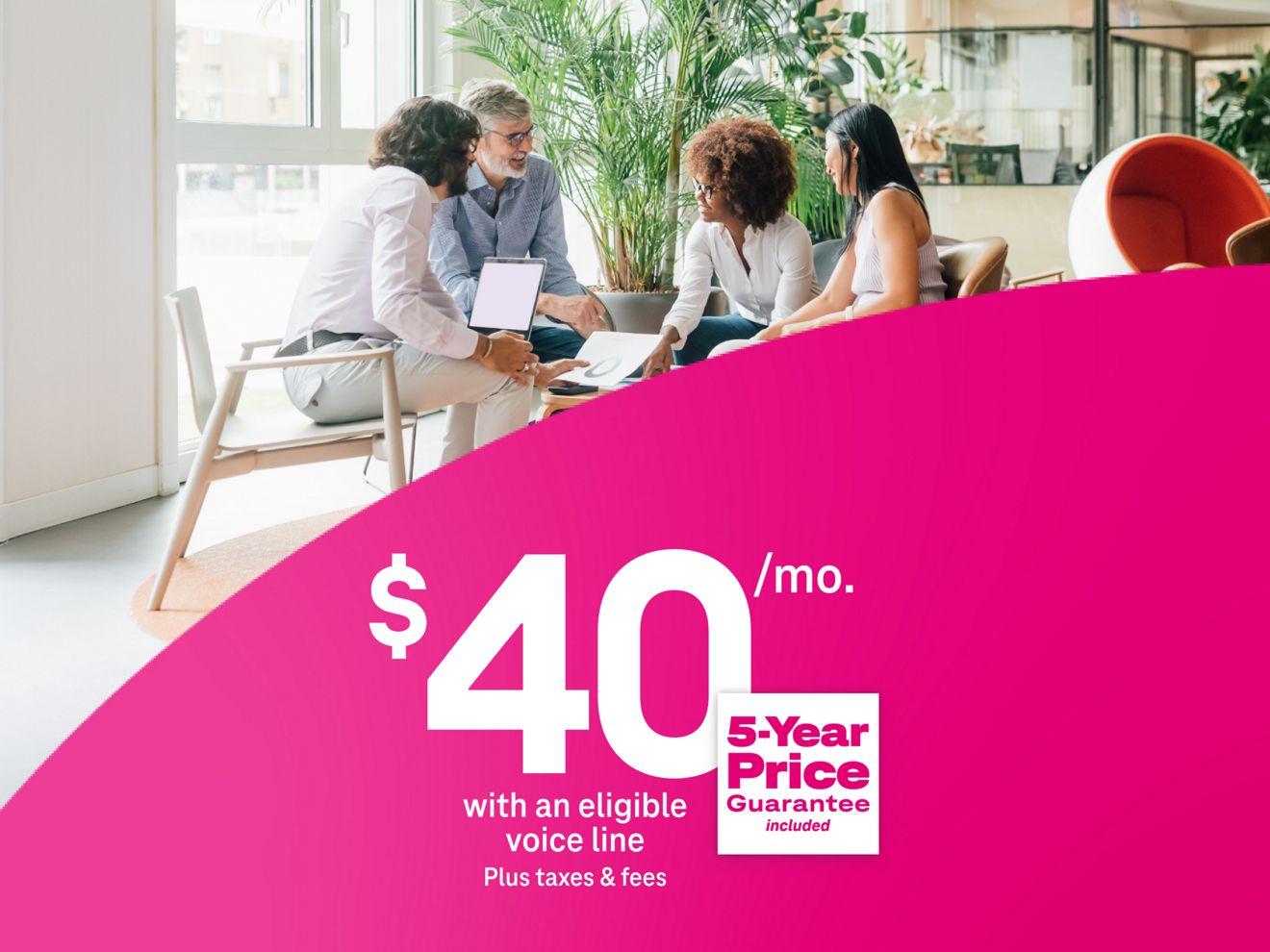 ​​​​​​​Compañeros de trabajo reunidos alrededor de una mesa, utilizando Internet 5G para empresas por $40 al mes con una línea de voz elegible, más impuestos y cargos, incluye precio garantizado por 5 años.