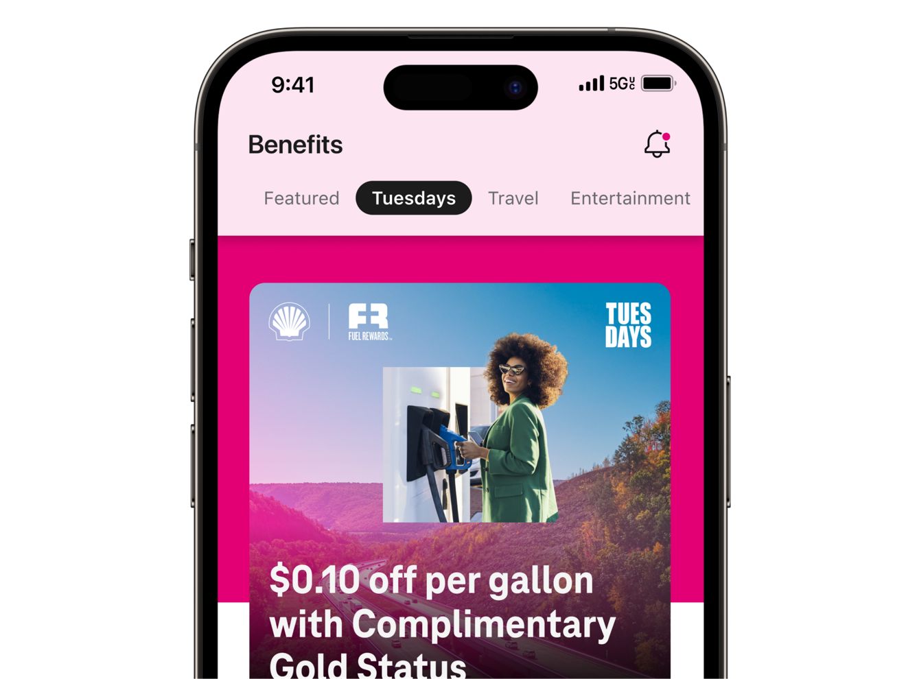 Pantalla de teléfono con imágenes de los beneficios de Magenta Status para descuentos en hoteles Hilton y beneficios de Dollar Rental Car.