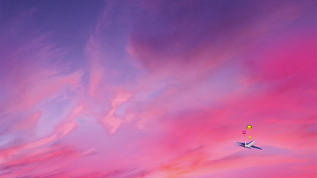 Cielo con nubes rosadas y moradas, con un avión de Alaska Airlines volando a lo lejos