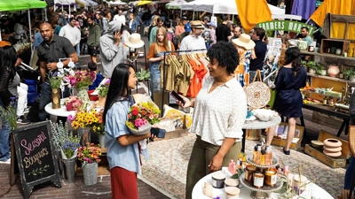 Un emprendedor vende un ramo de flores a un cliente.