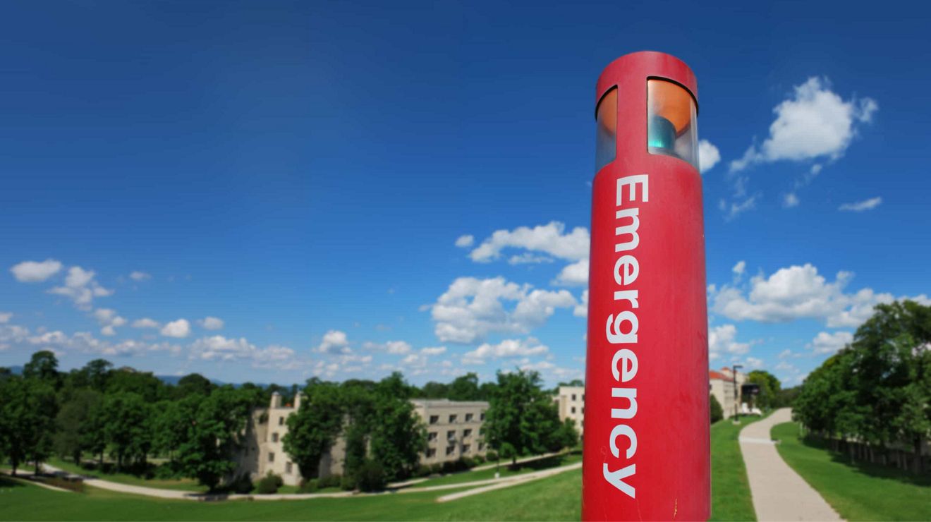 Una caja de llamada de emergencia colocada en un complejo de departamentos residencial.