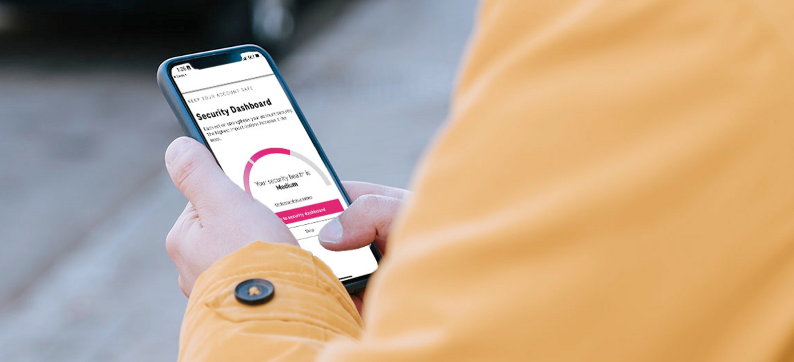 Una persona sostiene un teléfono con el Tablero de seguridad abierto.