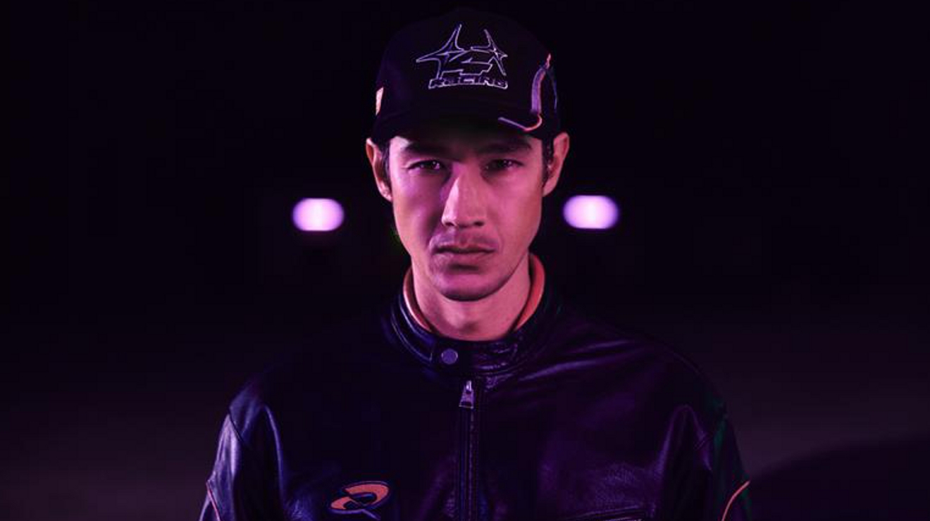 Hombre usando una gorra de Quadrant x T-Mobile.