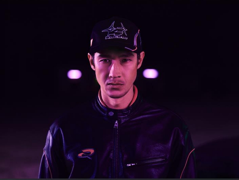 Hombre usando una gorra de Quadrant x T-Mobile.