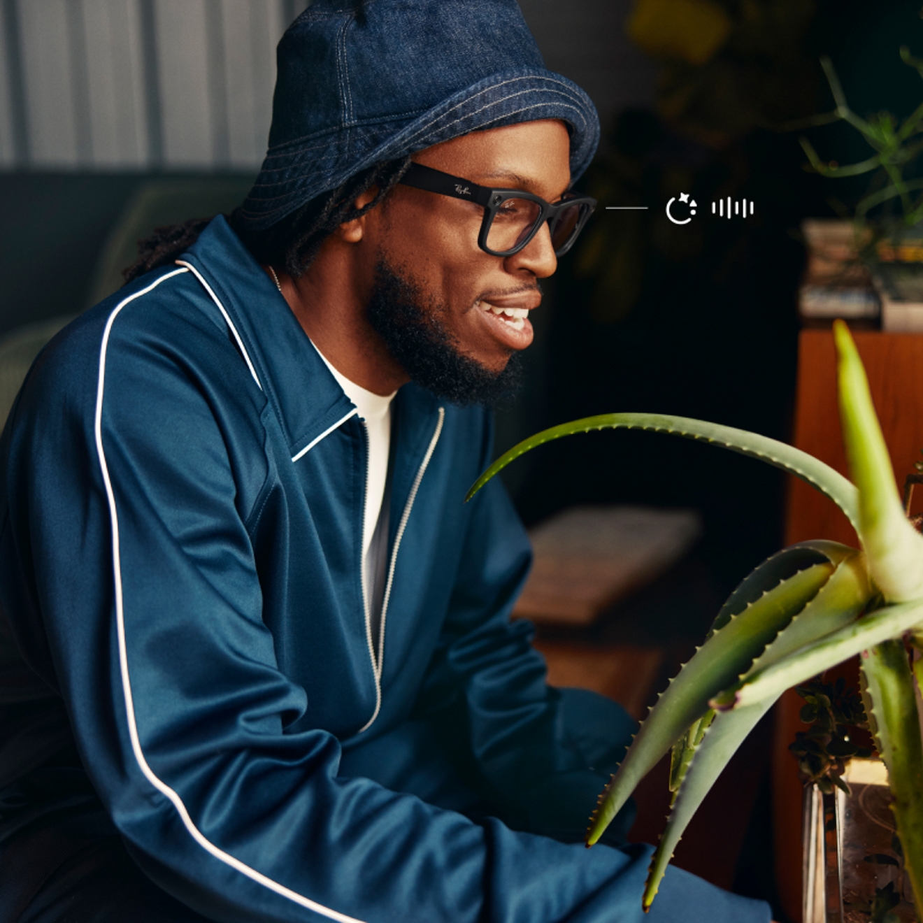 Persona usando gafas Ray-Ban Meta mientras cuida una planta