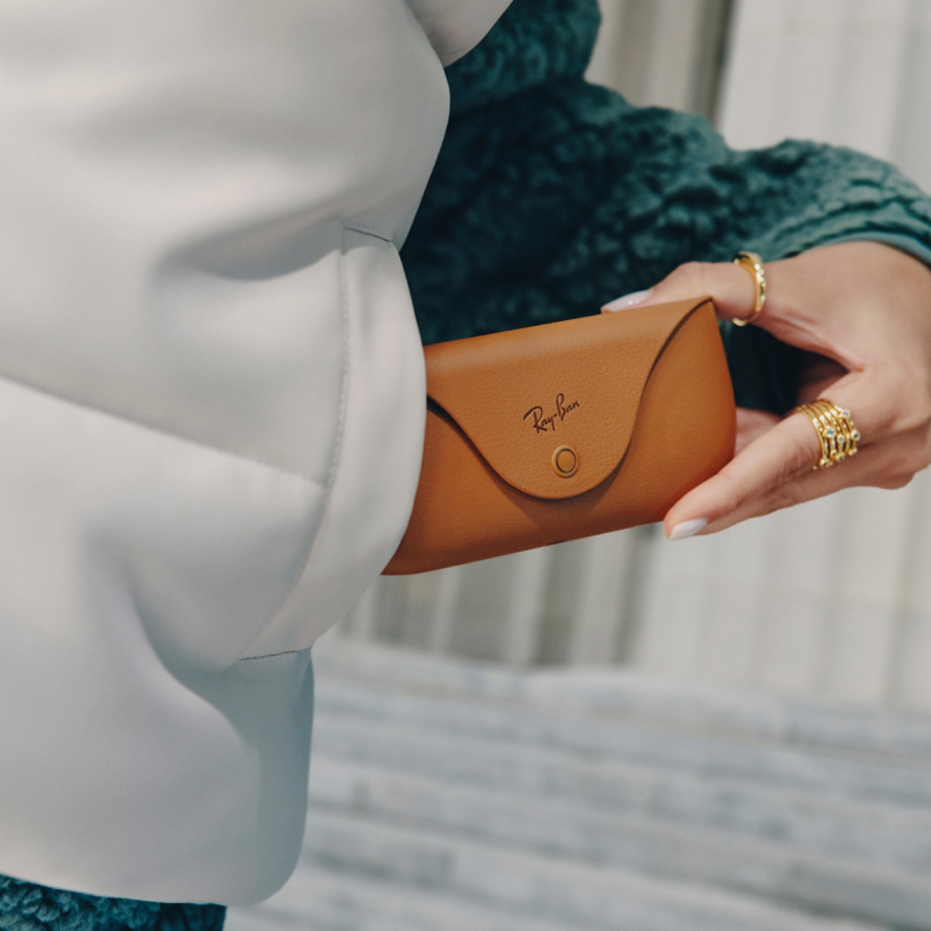 Persona sacando de su bolsillo un estuche de carga para gafas Ran-Ban Meta