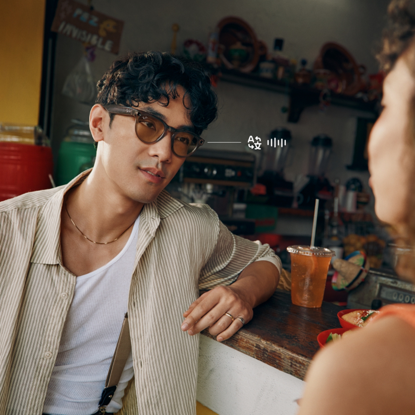 Persona usando gafas Ray-Ban Meta mientras habla con otra persona