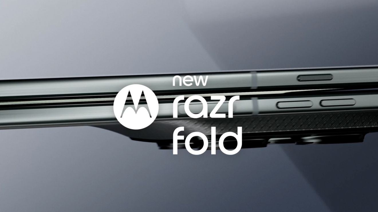 La parte frontal del nuevo teléfono razr fold abierta, con el panel trasero visible donde se destacan las cámaras traseras.