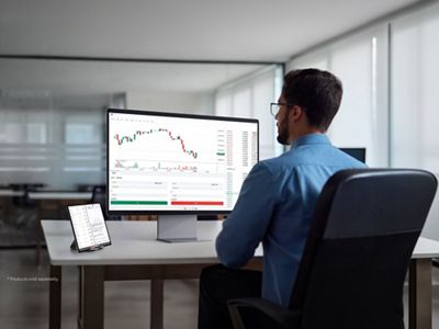 Un analista consulta gráficos y datos en la pantalla de una computadora de escritorio conectada a un Galaxy Z Fold8 Ultra mediante Samsung DeX.