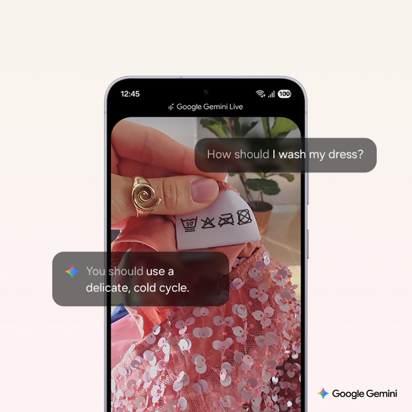 Imagen de Teléfono SE25 FE que muestra una foto de un vestido rosa con leyendas de preguntas y respuestas de Gemini Live
