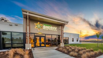 El Centro de Capacitación Regional de la Oficina del Sheriff del condado de Spokane con un atardecer detrás.