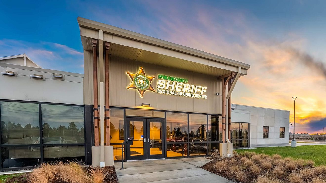El edificio del Centro de Capacitación Regional de la Oficina del Sheriff del condado de Spokane al atardecer.