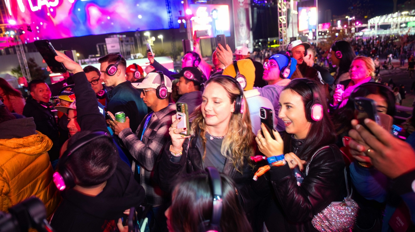 Multitud de personas disfrutando de la Silent Disco dentro del Club Magenta.