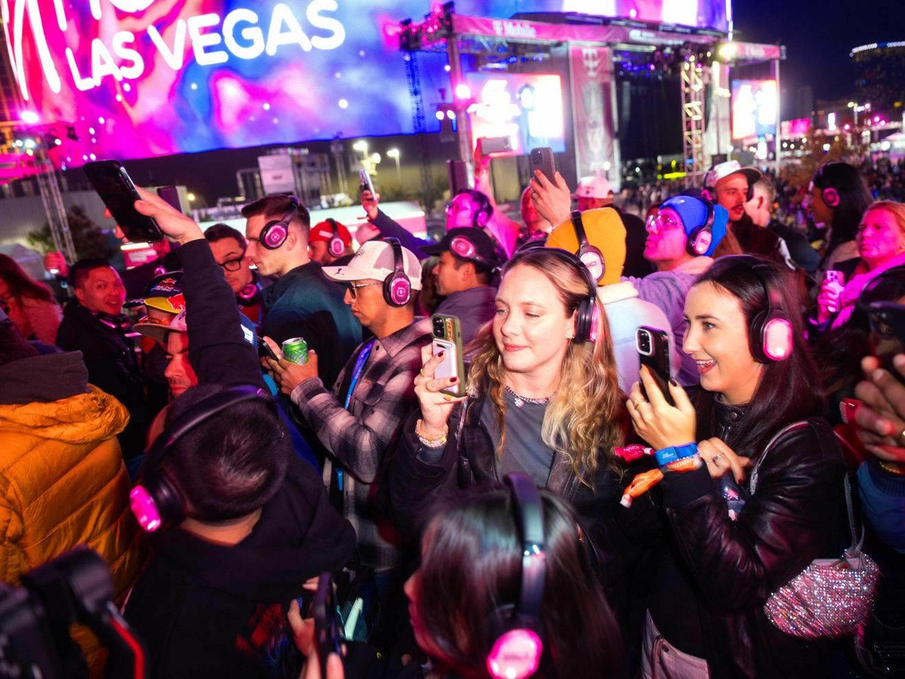 Multitud de personas disfrutando de la Silent Disco dentro del Club Magenta.