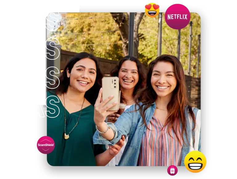 Tres mujeres sonríen tomándose un selfie en un parque. La imagen está rodeada de emojis y la palabra "más".