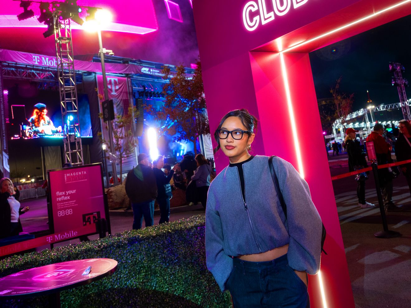 Mujer sonriente entrando en el Club Magenta.